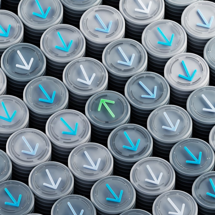 Pattern of grey lids with blue downward arrows, with one green upward arrow standing out in the centre, symbolizing uniqueness or going against the trend